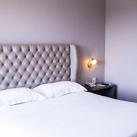 欧鲁米纳斯宫酒店 贝洛哈里桑塔 外观 照片 A bedroom at the hotel