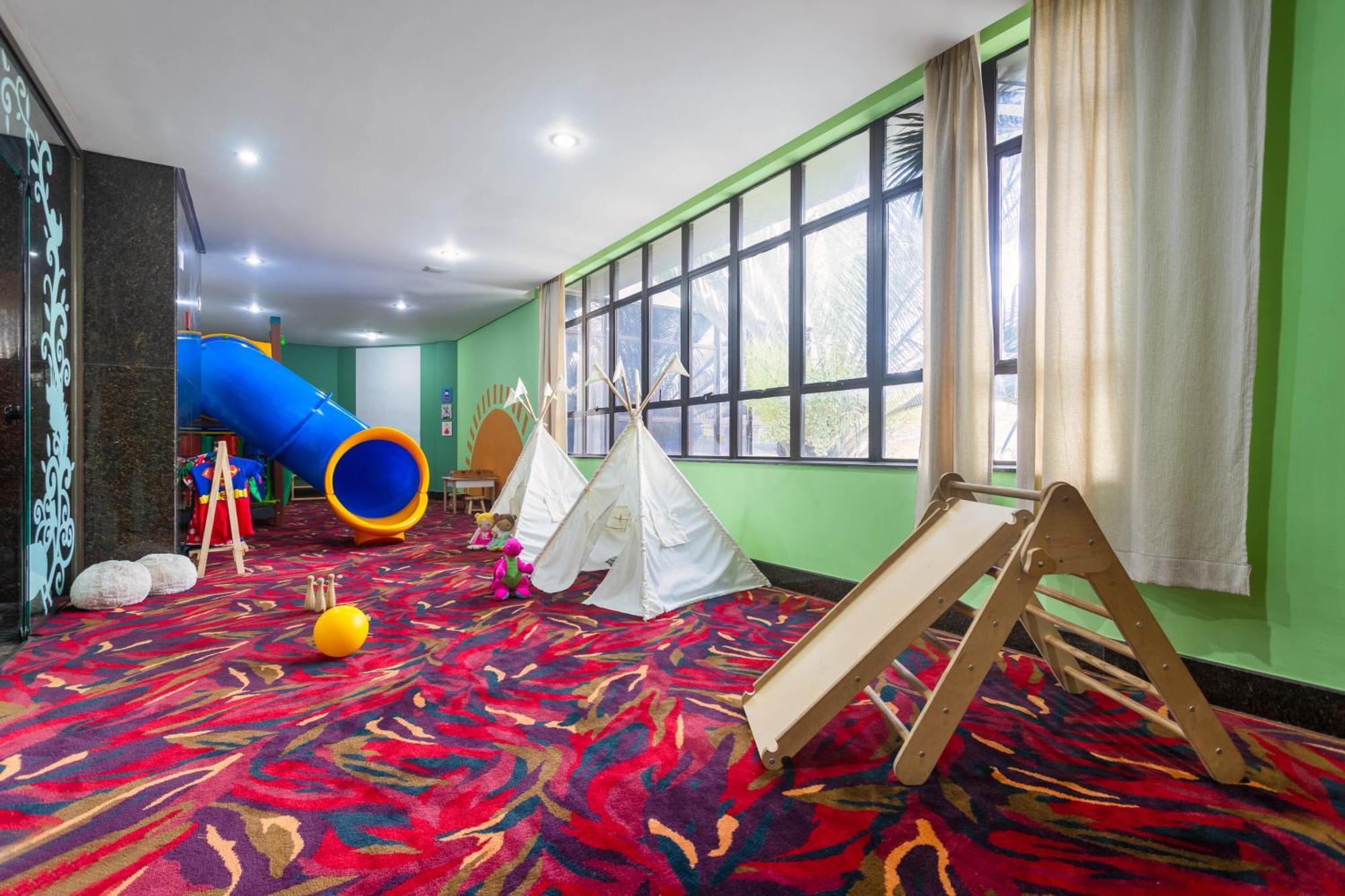 欧鲁米纳斯宫酒店 贝洛哈里桑塔 外观 照片 The Children's Playroom