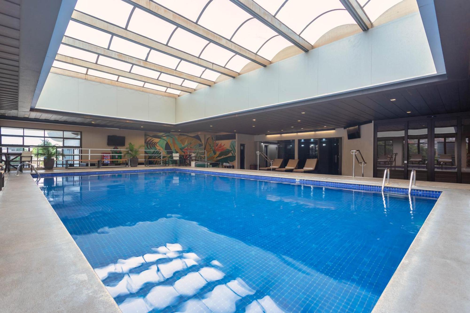 欧鲁米纳斯宫酒店 贝洛哈里桑塔 外观 照片 The pool at the hotel