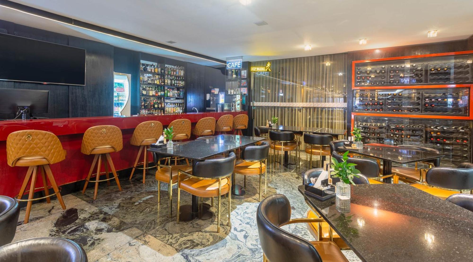 欧鲁米纳斯宫酒店 贝洛哈里桑塔 外观 照片 The interior of the bar