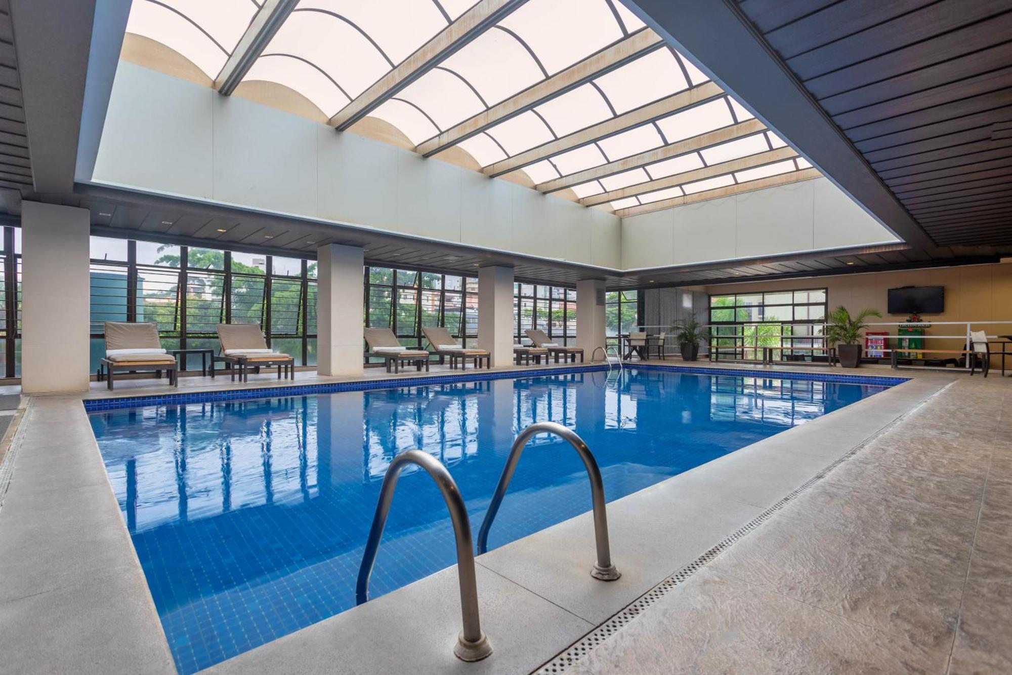欧鲁米纳斯宫酒店 贝洛哈里桑塔 外观 照片 Indoor pool