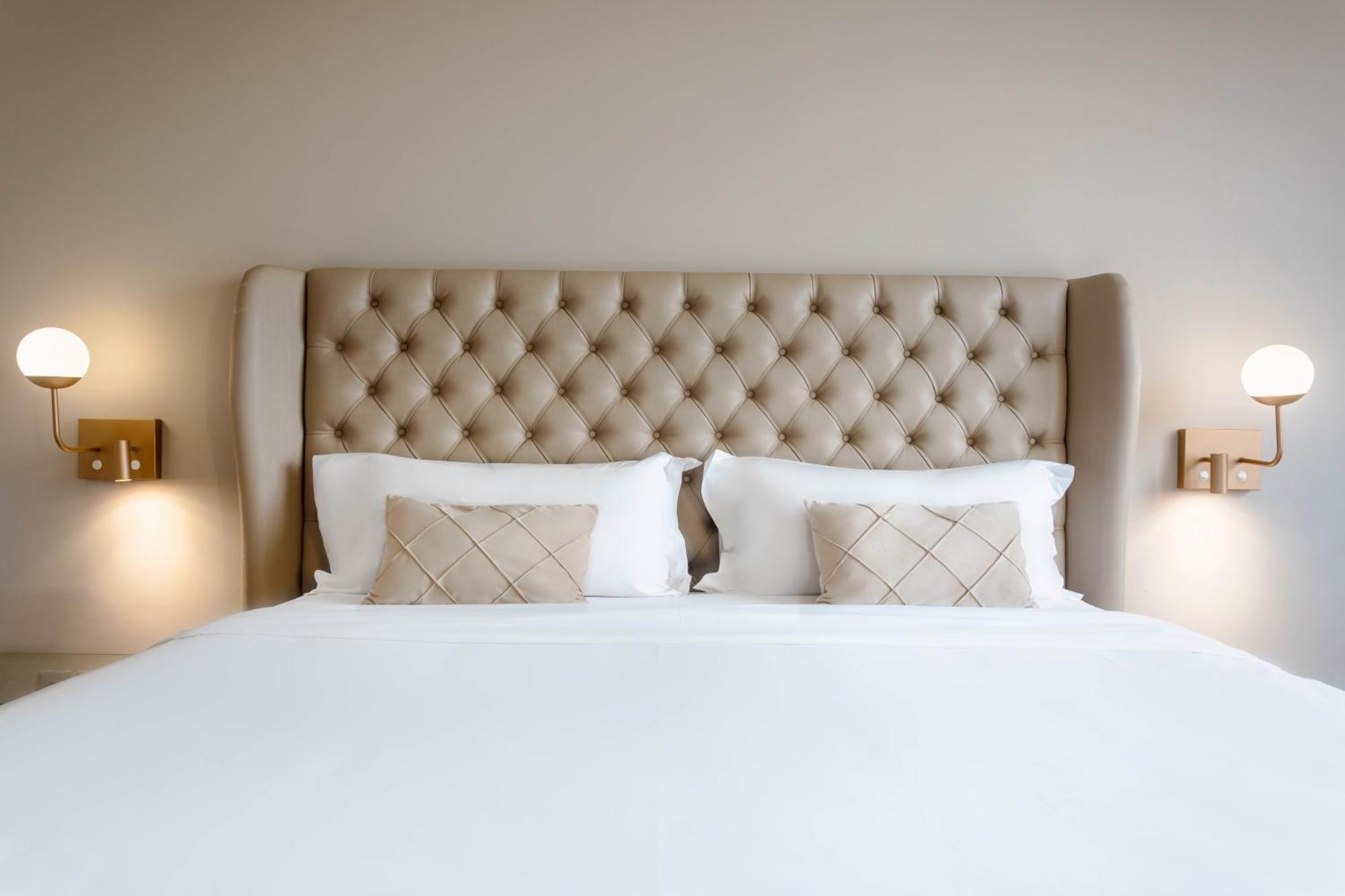 欧鲁米纳斯宫酒店 贝洛哈里桑塔 外观 照片 A bed with a tufted headboard