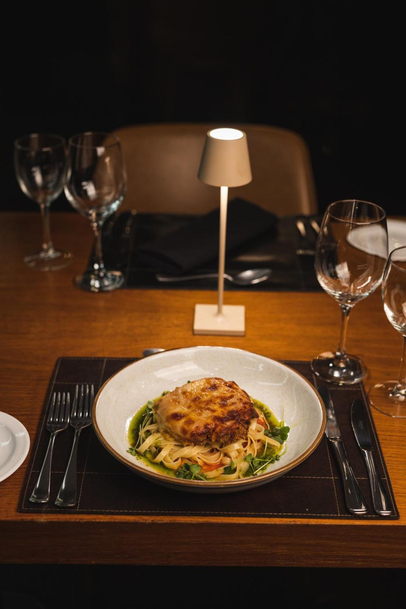 欧鲁米纳斯宫酒店 贝洛哈里桑塔 外观 照片 A meal at the restaurant
