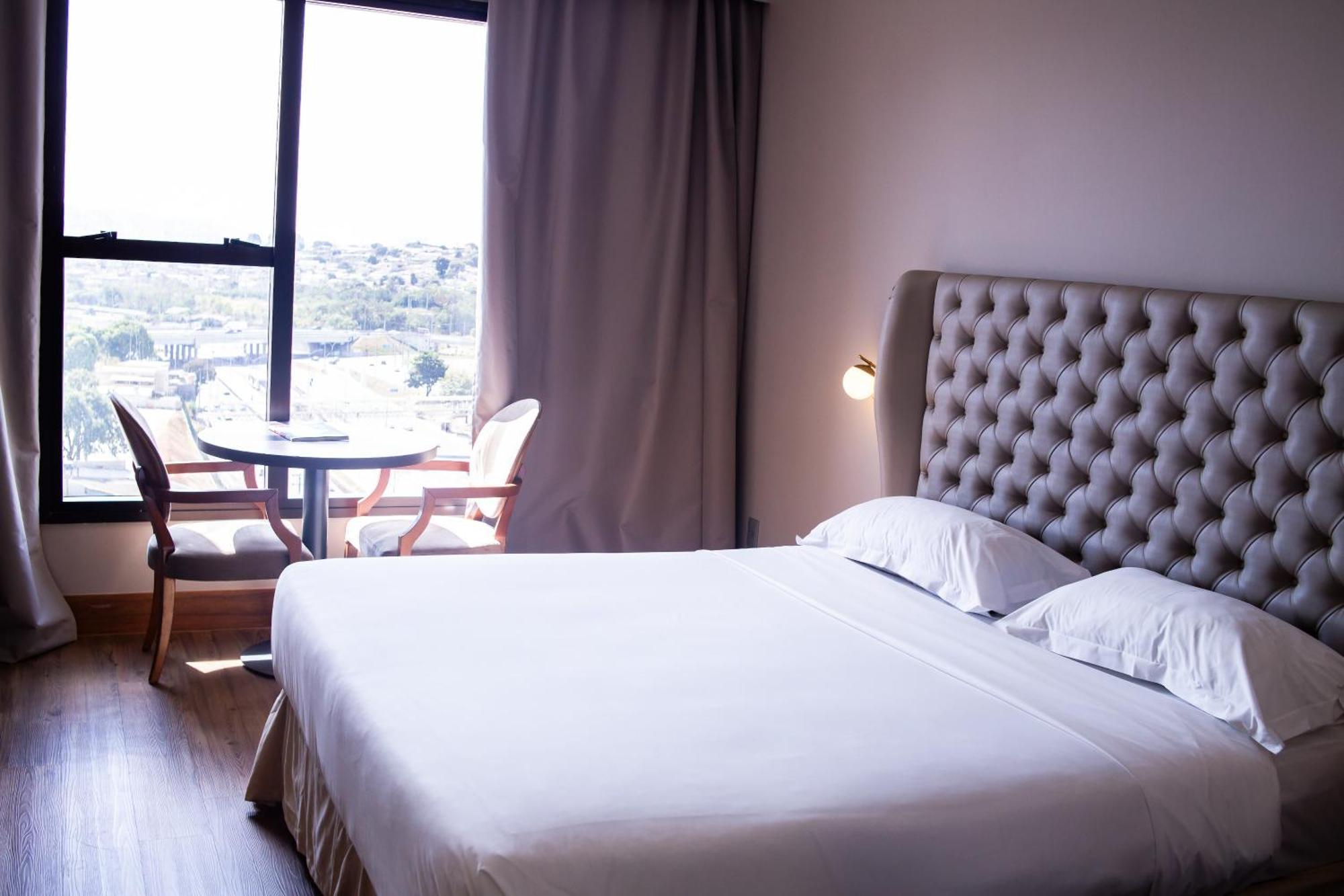 欧鲁米纳斯宫酒店 贝洛哈里桑塔 外观 照片 A bedroom at the hotel
