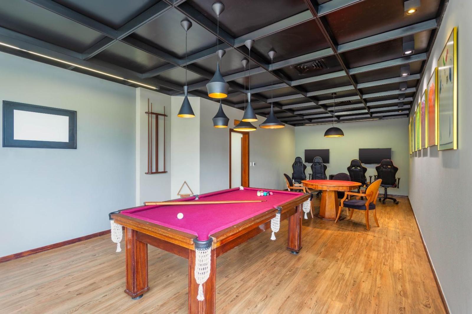欧鲁米纳斯宫酒店 贝洛哈里桑塔 外观 照片 The pool table at the office