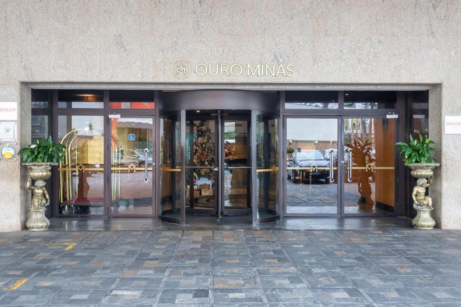 欧鲁米纳斯宫酒店 贝洛哈里桑塔 外观 照片 Entrance to the hotel