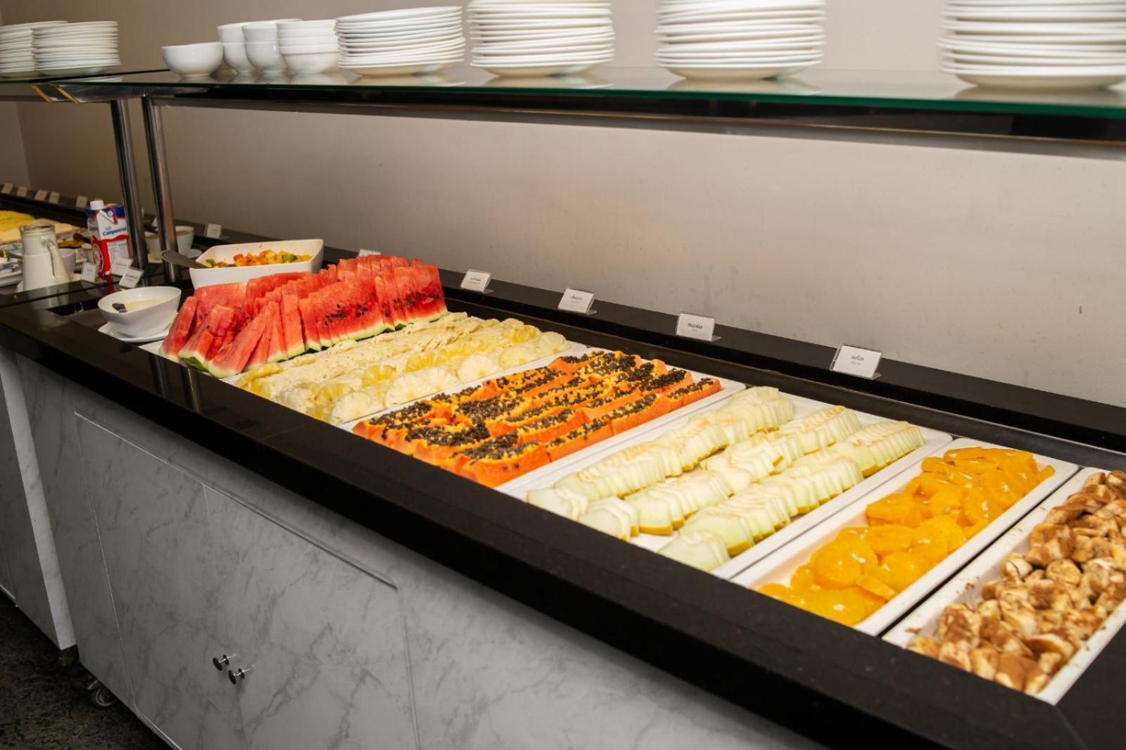 欧鲁米纳斯宫酒店 贝洛哈里桑塔 外观 照片 A fruit salad buffet