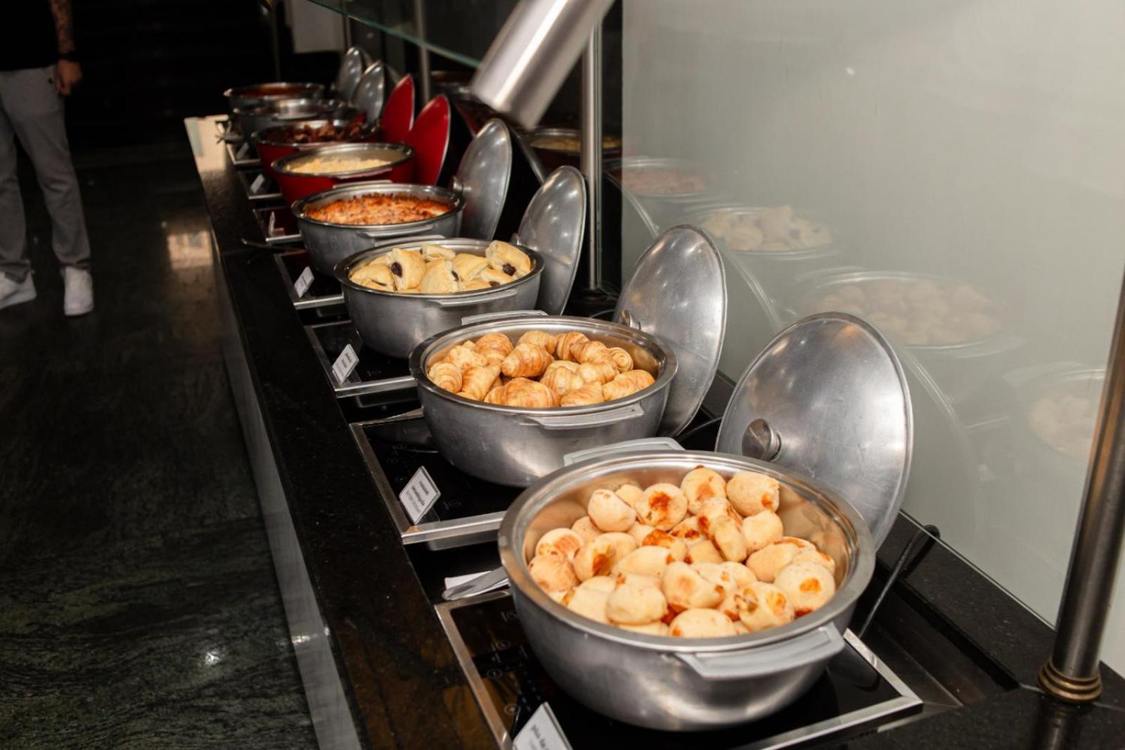 欧鲁米纳斯宫酒店 贝洛哈里桑塔 外观 照片 A chafing dish