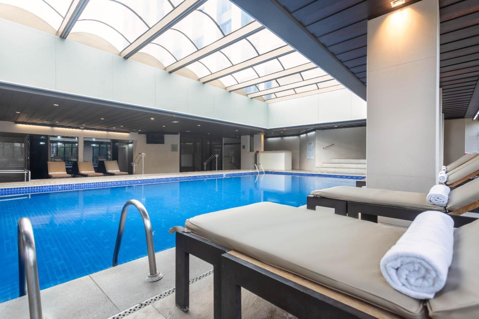 欧鲁米纳斯宫酒店 贝洛哈里桑塔 外观 照片 The pool at the hotel